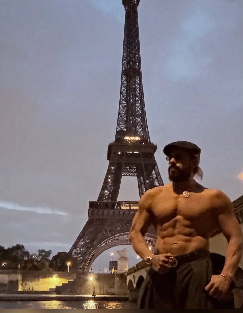 AndradeElIdolo's tweet photo. Latino Man in PARIS FRANCE 🇫🇷 
#Paris #France #Latino https://t.co/39LKR3yUOY