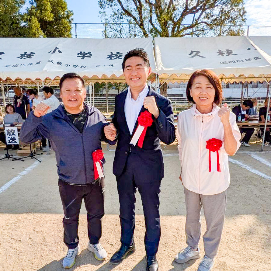 HoL8vx's tweet photo. 🌱 人とのつながりは、暮らしの安心を支える大切な力。

🏃‍♂️‍➡️ 今日は早朝、愛媛県松山市での街頭演説からスタート。地元の運動会では、子どもからご年配の方まで、地域の皆様の笑顔と活気に元気をいただきました。顔を合わせ、声を掛け合う。そんなつながりこそ、地域の大きな財産だと思います。

📚 フリースクールの運営者の方とは、子どもたちの多様な学びについて意見交換。子どもを学校や制度に合わせるのではなく、一人ひとりの個性や成長に合わせて学びの場をつくる大切さを改めて感じました。

🩺 1型糖尿病の当事者の方からは、生涯続く医療費負担について切実なお話を伺いました。小児期の助成が終わっても、病気も治療も終わりません。一度に高額な医療費は救済されても、毎月続く負担には支援が届きにくい。 こうした制度の谷間を埋めていく必要があります。

🏥 介護の現場からも、具体的な課題が次々と。職員を一人採用するために、民間の職業紹介事業者へ年収の3割もの手数料がかかる場合がある。一方、働く意欲があっても、社会保険の「130万円の壁」を意識して勤務時間を減らす方もいます。さらに、小規模な事業所ほど介護DXへの投資や処遇改善加算の取得が難しいとの声も。

👂人手不足なのに、働きたい人が十分に働けず、人を採用するにも大きなお金がかかる。 現場の矛盾と切実な声を聞かせて頂きました。

🤝 地域の経営者の皆様とも、賃金、物価高、医療、防災など幅広く意見交換。中でも、賃金を上げたくても、人件費の増加を取引価格に十分反映できないという実態を重く受け止めました。

💡 人とのつながりが暮らしを支え、制度はそのつながりを後押しするものでありたい。 今日いただいた多くの声から、具体的な課題を一つずつ確かめ、改善につなげていきたいと思います。