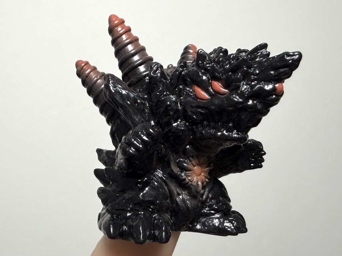 ultrive_zzz's tweet photo. ウルトラマンストアで買ったサンダーダランビアの指人形
初版は茶色の成形色だった筈だけど再販版は真っ黒になってる...？！ https://t.co/5v7rF0eYSa