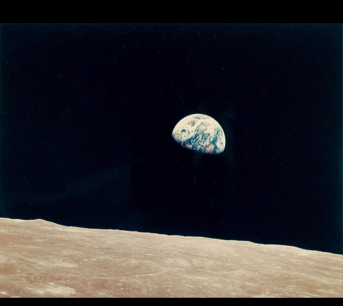 SeniorSPC_Naif's tweet photo. في 24 ديسمبر 1968 كان رواد ابولو ٨ يصورون القمر، حين ظهرت الأرض فوق افقه، فالتقط ويليام صورة شروق الأرض الشهيرة (المرفقة).

ذهبوا لاكتشاف القمر، فعادوا بصورة غيرت النظرة الى الأرض.
احيانا تكشف المسافة ما لاتكشفه الألفة.

#ماوراء_القصة https://t.co/Mcyxy8Puuq