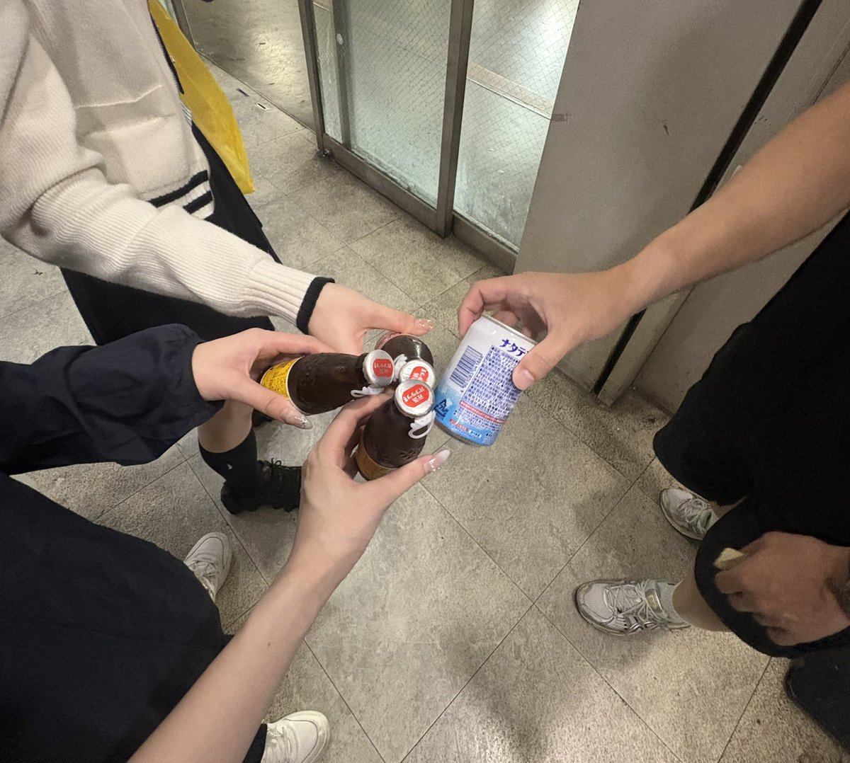 _sae_83's tweet photo. こーゆーのまだまだやりたいお年頃
スタッフさんとかんぱい
メンバーは気合い入れのオロナミンC❤️‍🔥 https://t.co/p1ryTPCVtf