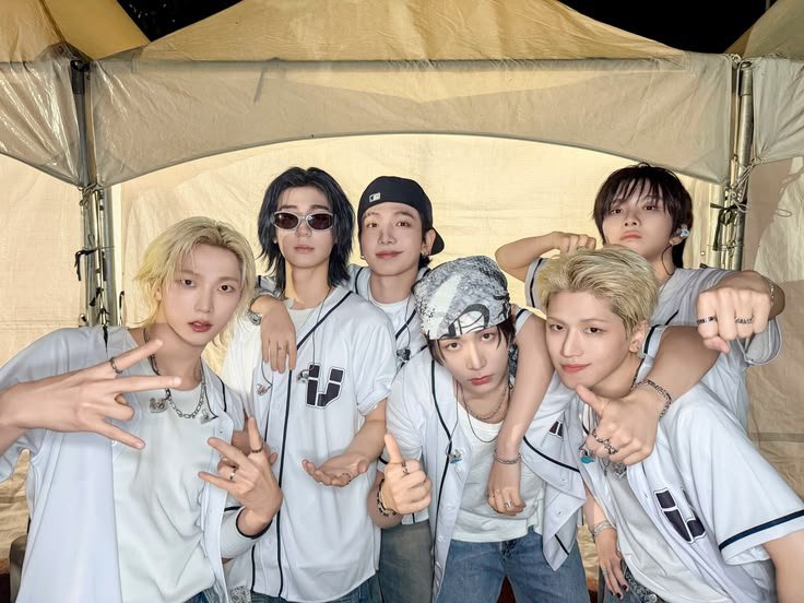 LEEHANglees's tweet photo. Lilo senderan berdua sama Lila, gua senderan berjamaah sama BNDglees. <3 https://t.co/v4R0x7FK6X