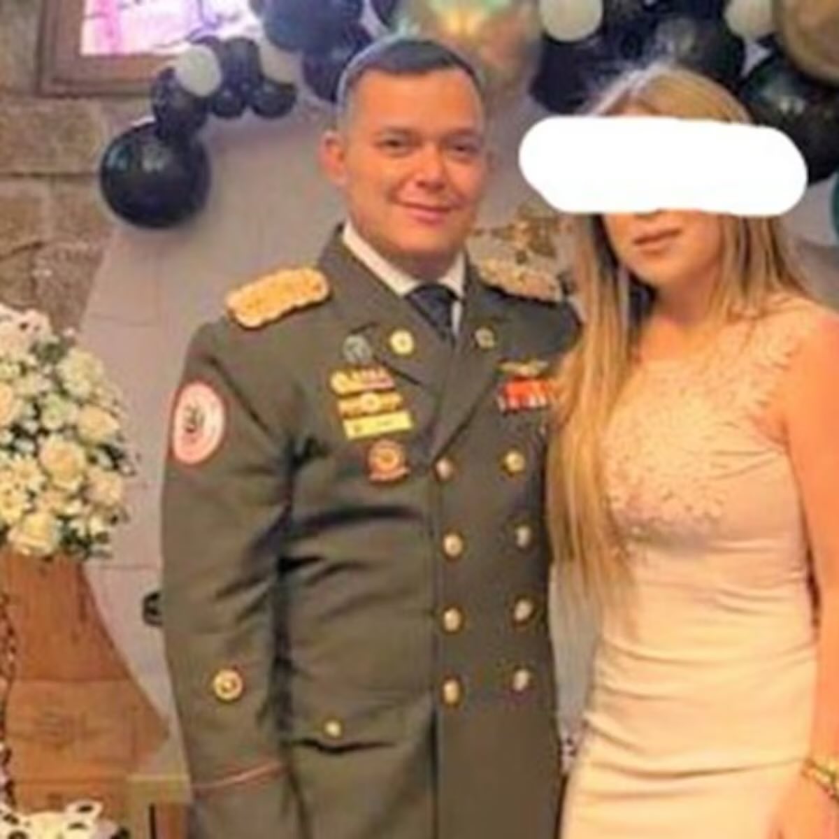 YOYOPRESS's tweet photo. 🚨 MANDÓ A MATARLA POR TERMINAR LA RELACIÓN Y TERMINÓ EN LA GUARDIA PRESIDENCIAL DE MADURO | El militar señalado por el feminicidio de Karla Romero hoy está LIBRE

Se trata de un compañero de Granko Arteaga.

Los sicarios fueron condenados. El hombre señalado de ordenar el crimen ascendió en la Fuerza Armada y nunca fue condenado por el asesinato.

Karla Romero era estudiante de Derecho. El 9 de mayo de 2018 fue asesinada de tres disparos: uno en la espalda y dos en la cabeza. Había decidido terminar su relación con el entonces mayor Manuel Salvador Parra Ramírez.

Según una investigación de Armando Info, basada en el expediente judicial, Parra habría ordenado asesinarla. Días antes del crimen, incluso la invitó a cenar junto a sus familiares. En otra mesa, dos hombres la observaban para identificarla, según los testimonios recogidos en el caso.

Aunque fue imputado y se dictó una orden de aprehensión en su contra, Parra no fue detenido por el feminicidio. Por el contrario, en 2020 ascendió a teniente coronel y llegó a formar parte de la Guardia de Honor Presidencial de Nicolás Maduro.

Su nombre también aparece vinculado al caso PDVSA-Cripto, por el que fue detenido en 2024. Sin embargo, en febrero de 2026 recuperó la libertad mediante una medida cautelar, mientras continúa el proceso judicial.

La investigación revela además su relación con Alexander Granko Arteaga, poderoso funcionario de la DGCIM y antiguo compañero de promoción militar. El abogado de la familia sospecha que esa cercanía pudo favorecer su protección, aunque no se ha demostrado su intervención.

8 años después, Karla está muerta, los ejecutores cumplen condena y el militar señalado como autor intelectual permanece en libertad.