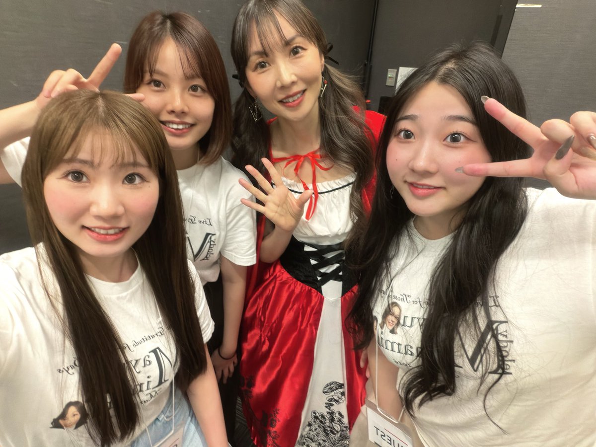 MinamiW126's tweet photo. 昨日は娘と姪っ子がお手伝いに来てくれました~✨☺️

私のヘアメイクは娘たちが準備してくれました！

いつもありがとう💛
#アイドルハロウィンオンステージ2026 https://t.co/QeXD6TYhcI