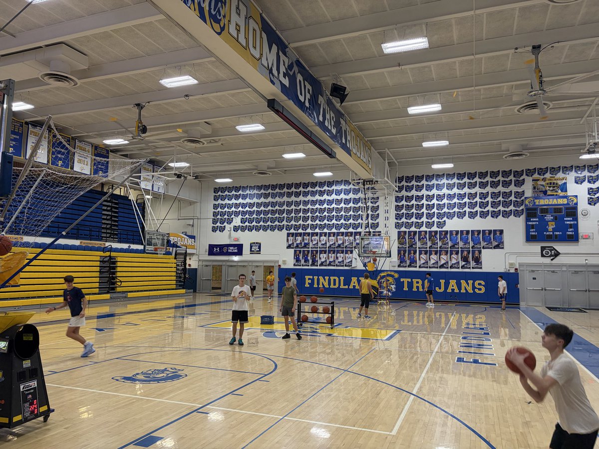 coach_grose's tweet photo. No better way to start the week! #breakfastclub #beachamp https://t.co/M9ulBaimKz