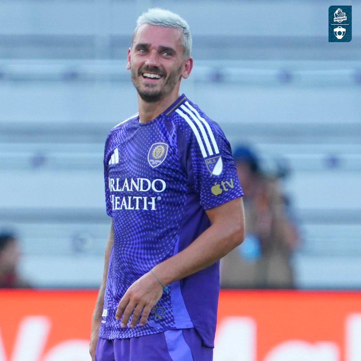 Footballogue's tweet photo. Ricardo Moreira, le directeur sportif d'Orlando City SC, est complètement conquis par le professionnalisme d'Antoine Griezmann ! 💜🇫🇷

"Il est 𝘁𝗼𝘂𝗷𝗼𝘂𝗿𝘀 𝗹𝗲 𝗽𝗿𝗲𝗺𝗶𝗲𝗿 𝗮̀ 𝗮𝗿𝗿𝗶𝘃𝗲𝗿 𝗶𝗰𝗶. Il vient dès 6 heures du matin pour regarder le lever du soleil, boire son maté, et sentir la pelouse et le ballon, les pieds nus.

 C'est ça, Antoine : un immense professionnel et passionné de foot."

(L'Équipe)