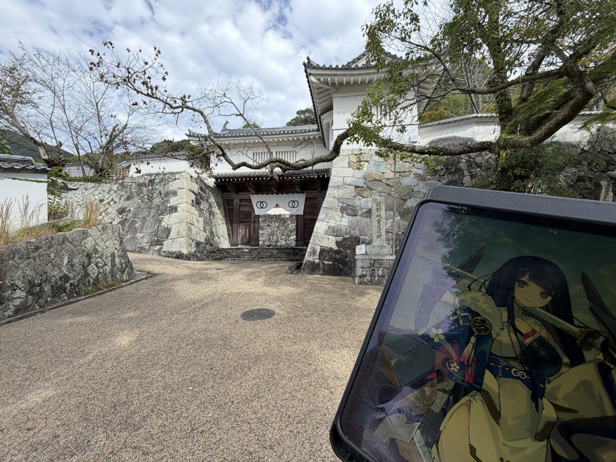 mashiwwiz's tweet photo. 遠征最終日は龍野城へ。
石垣に門、御殿に櫓があります。
城下町ごと残っていてとても風情があるところです。
近くには城娘エピにも出てくる宮本武蔵が修行したという圓光寺さんもあります。
だから城娘は双剣になっているんですね。
#城プロ城めぐり https://t.co/97IczIOFF7