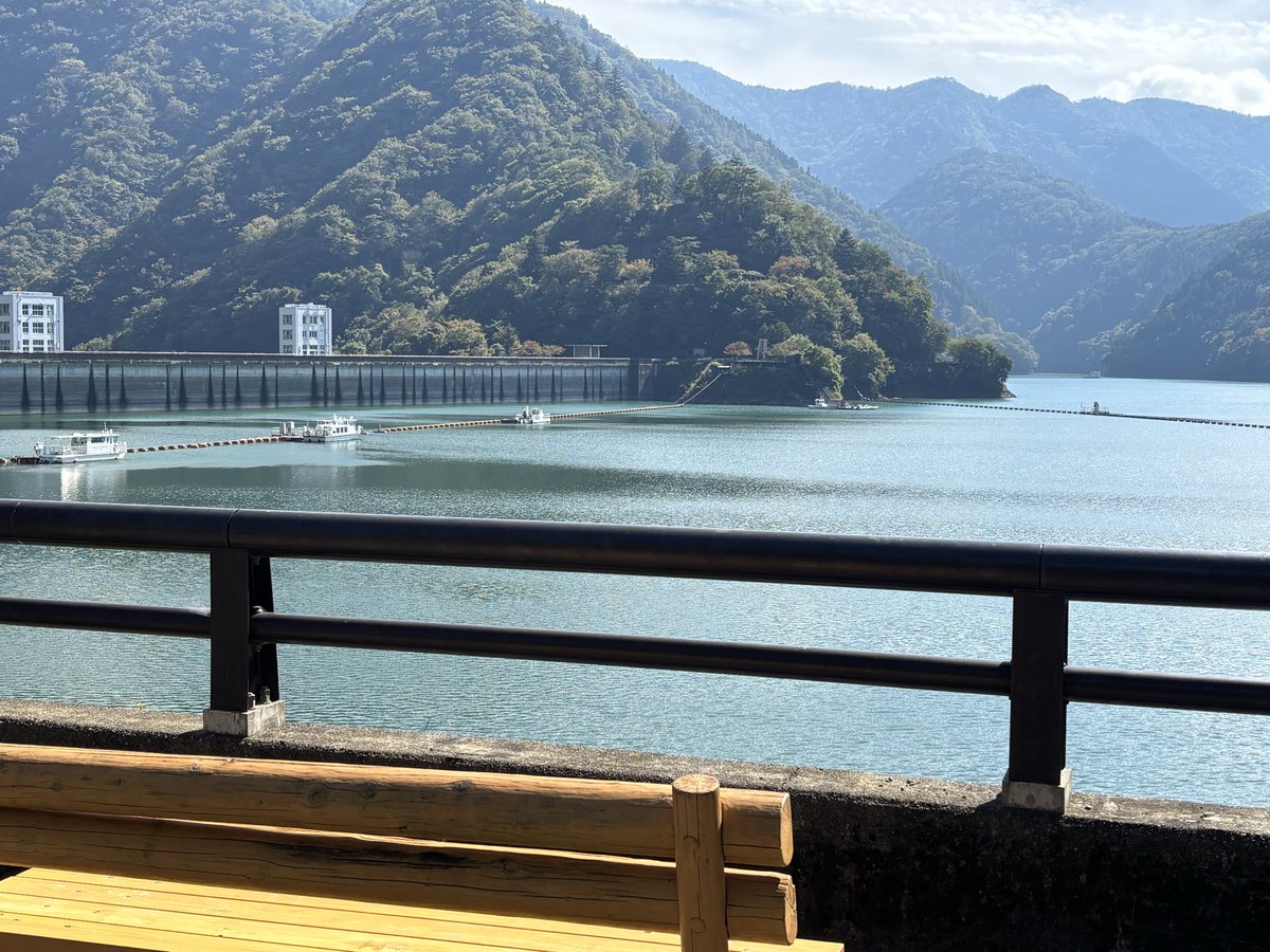 undine2880's tweet photo. とりあえず一息ついたんで今日の写真をば。
奥多摩の小河内ダムも行ってきたよ(o'ω'o)
ちなみにカナデさん曰く、ここはライダー系の特撮の撮影地の聖地なんだとか。
確かに言われてみれば見た事ある様な景色かも…？
三枚目と四枚目は去年のゼッツでも見たような…？ https://t.co/H02HWwJNvB