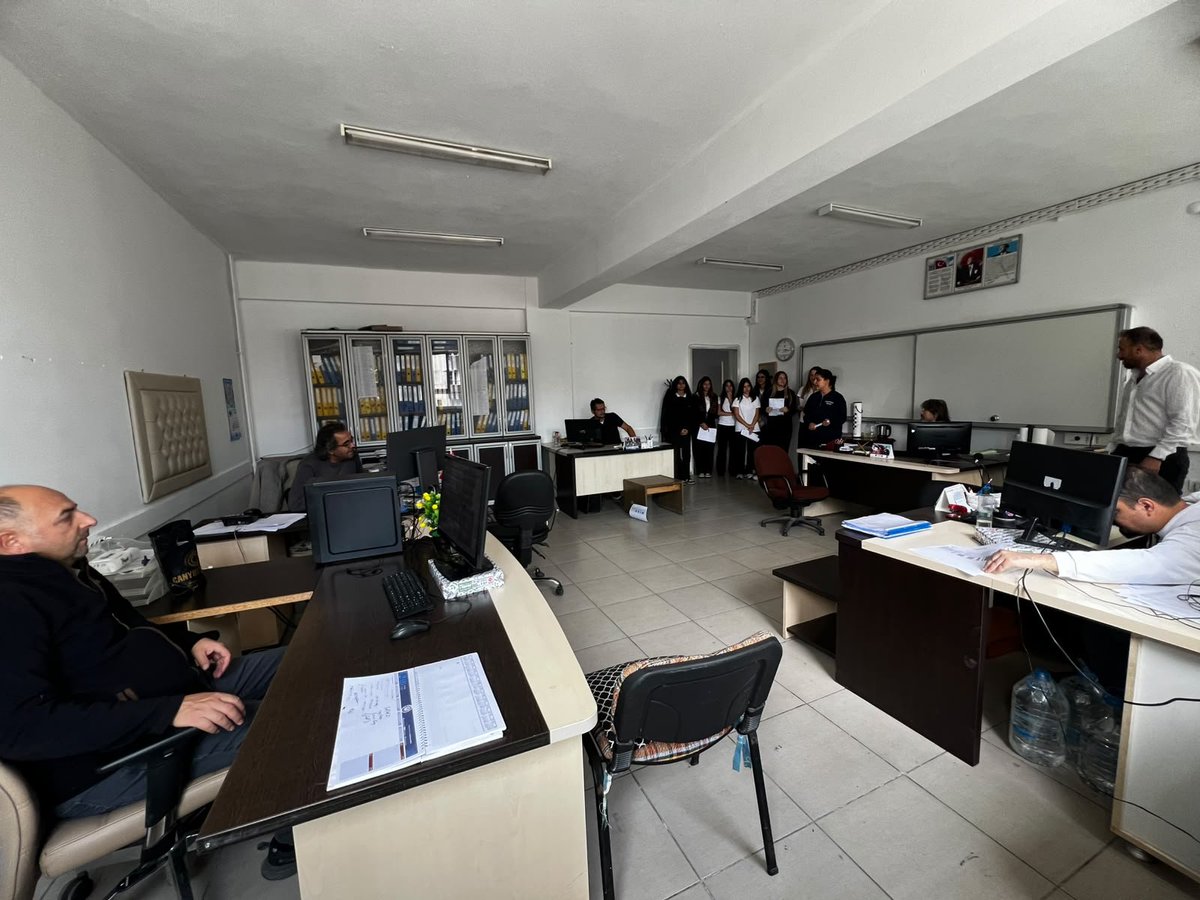 GomecEgitim's tweet photo. GÖMEÇ ANADOLU LİSESİ ÖĞRENCİLERİNDEN AFETE HAZIRLIK BİLİNCİNE KATKI

Gömeç Anadolu Lisesi Afete Hazırlık Kulübü öğrencileri, doğal afetler konusunda farkındalık oluşturmak ve toplumsal bilinç düzeyini artırmak amacıyla Müdürlüğümüzde bilgilendirme çalışması gerçekleştirdi. https://t.co/lHzB5ShDcO