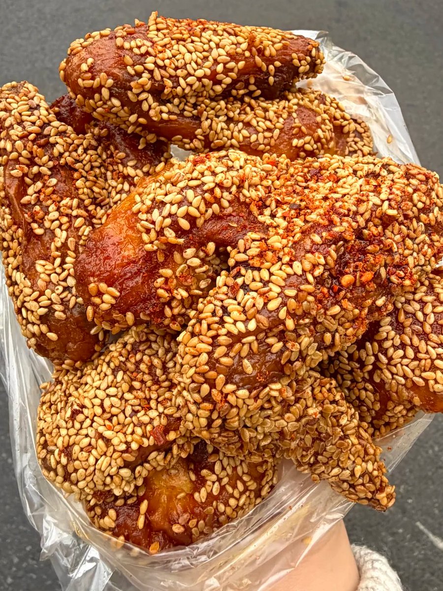 sweetiesprite's tweet photo. Crispy sesame chicken wings, coated in sweet &amp; spicy glaze. Crunchy sesame seeds on every bite. Street food perfection 🍗
#ChineseStreetFood #FoodLovers #ChickenWings https://t.co/s8ewwiQkdo