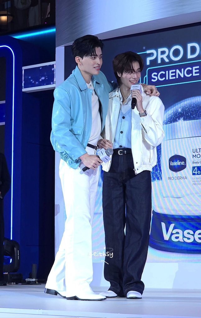 real_tabee's tweet photo. 185 แบบไม่รวมรองเท้า กับ 180 แบบรวมรองเท้า https://t.co/PO07kV7Pxf