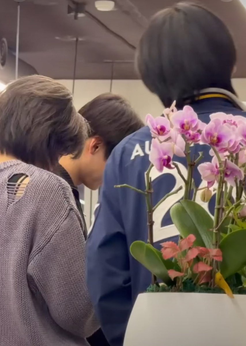 snowoel's tweet photo. leowon finishing up a schedule, going to the salon with everyone to get changed and then going straight to eat and spend time TOGETHER because they weren’t going to see each other for 2 days and sangwon talking about it happily a week later…this is peak romance https://t.co/MtSKoaPjGt
