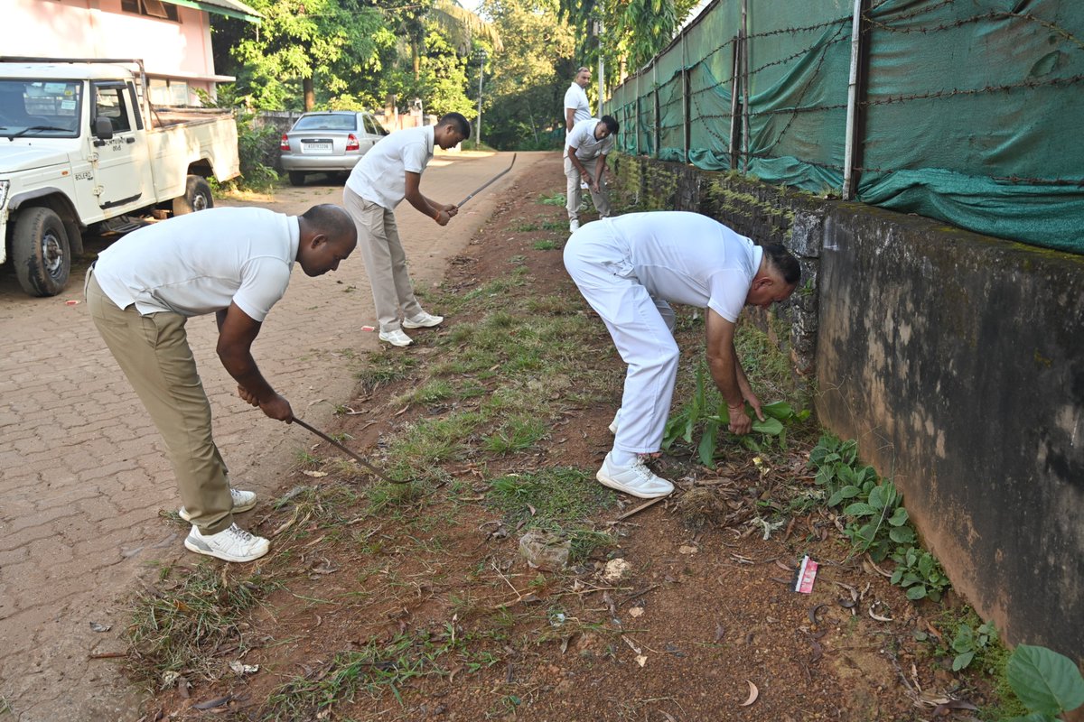 120Crpf's tweet photo. Under special campaign 6.0, Team #120Bn CRPF #crpfindia continuing it's campaign on cleanliness, conducted cleanliness drive, improving sanitation, waste management, and changing public mindset regarding cleanliness https://t.co/xr7WkllEXm