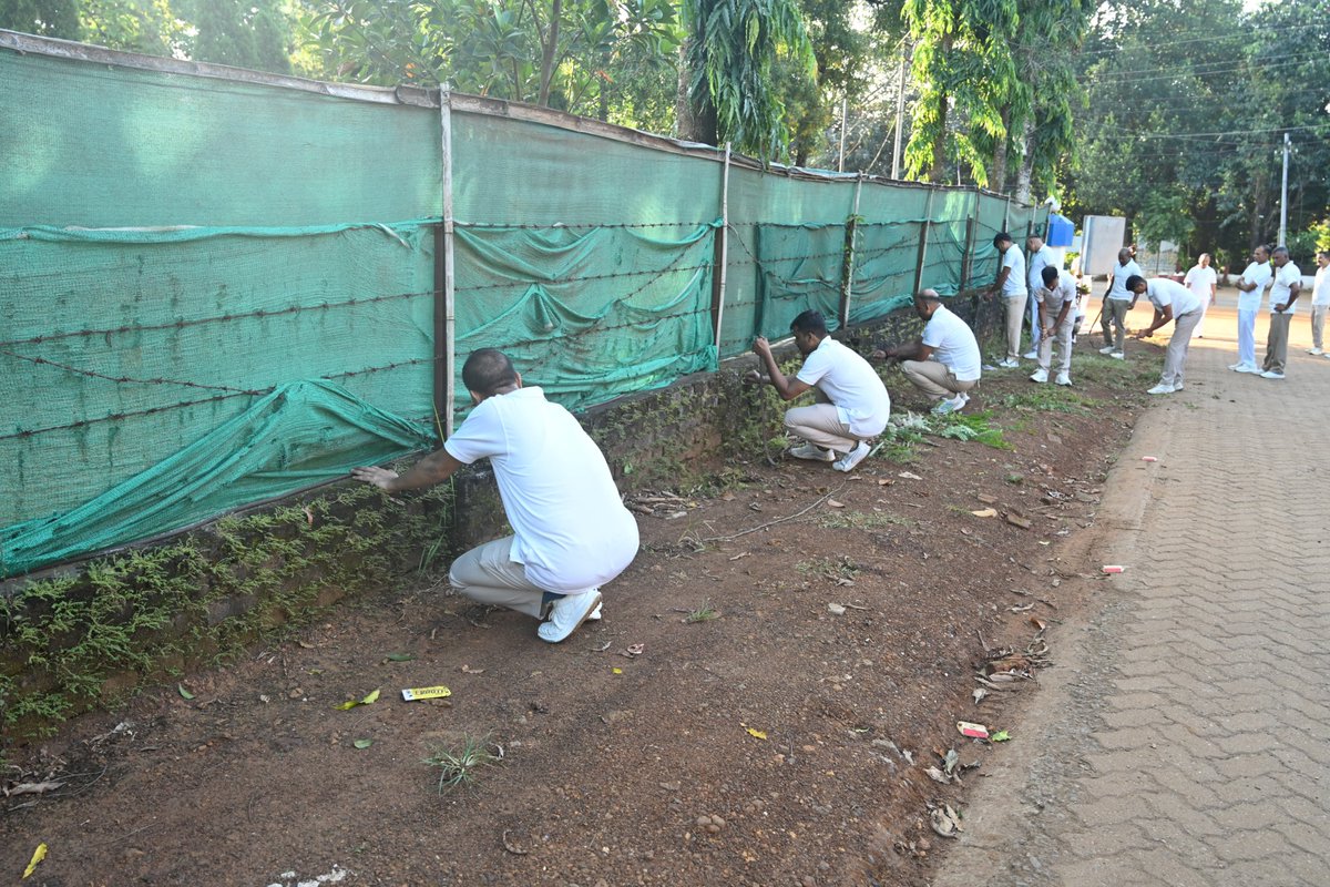 120Crpf's tweet photo. Under special campaign 6.0, Team #120Bn CRPF #crpfindia continuing it's campaign on cleanliness, conducted cleanliness drive, improving sanitation, waste management, and changing public mindset regarding cleanliness https://t.co/xr7WkllEXm