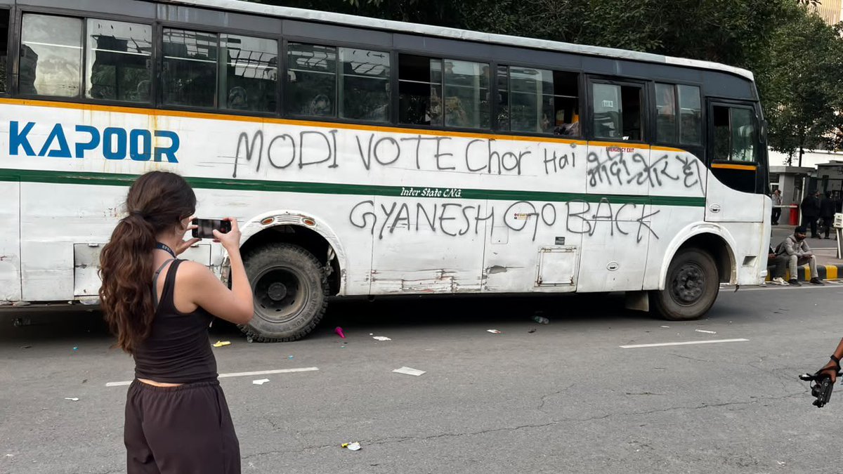 Abrakakhobra's tweet photo. THE STREETS BELONG TO THE PEOPLE, NOT THE POWERFUL. https://t.co/l2XK4LQBjl