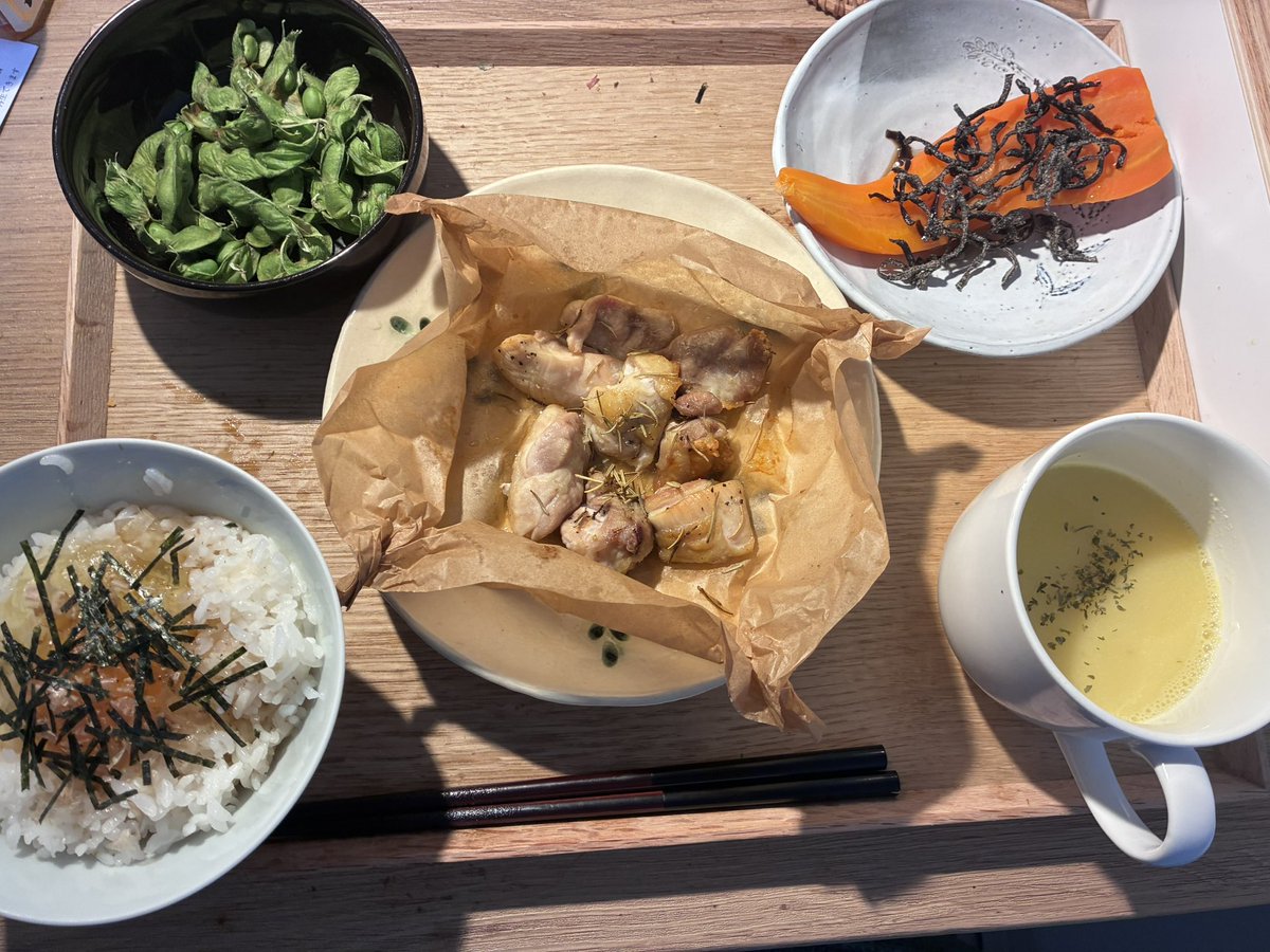 ChiffonYuuma's tweet photo. 今日はいつも通りの鳥焼きと
レンチンにんじんを今日はごま油と塩昆布で味付けしてみた https://t.co/7HRjGZsyNq