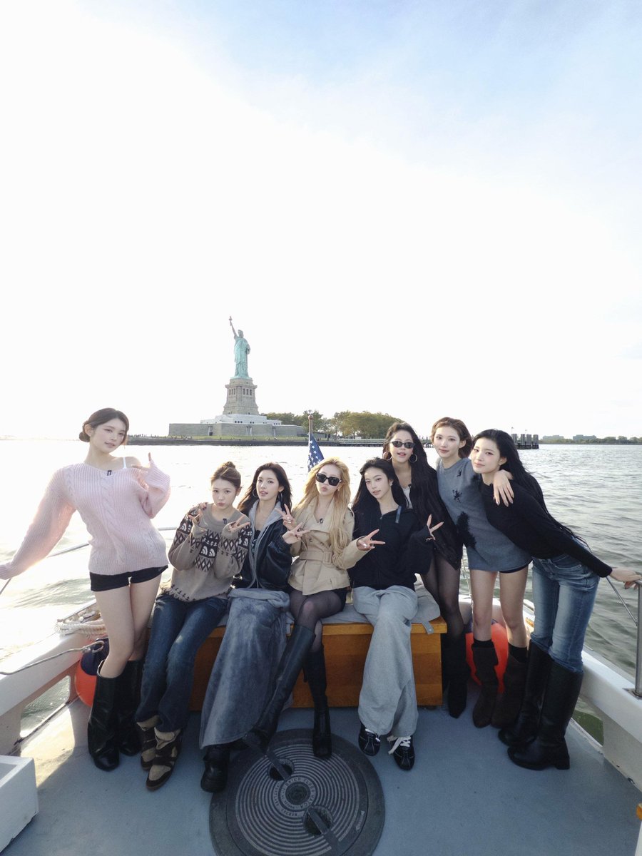 HEARTS2SHINE_'s tweet photo. we spent golden hour on a boat in new york with our girls 🗽 brooklyn bridge behind us, lady liberty ahead, peace signs everywhere and the sun hitting just right. all of us together, laughing, posing, soaking in the city. some days really feel like a movie 🩷 https://t.co/nAMjxKfa3p