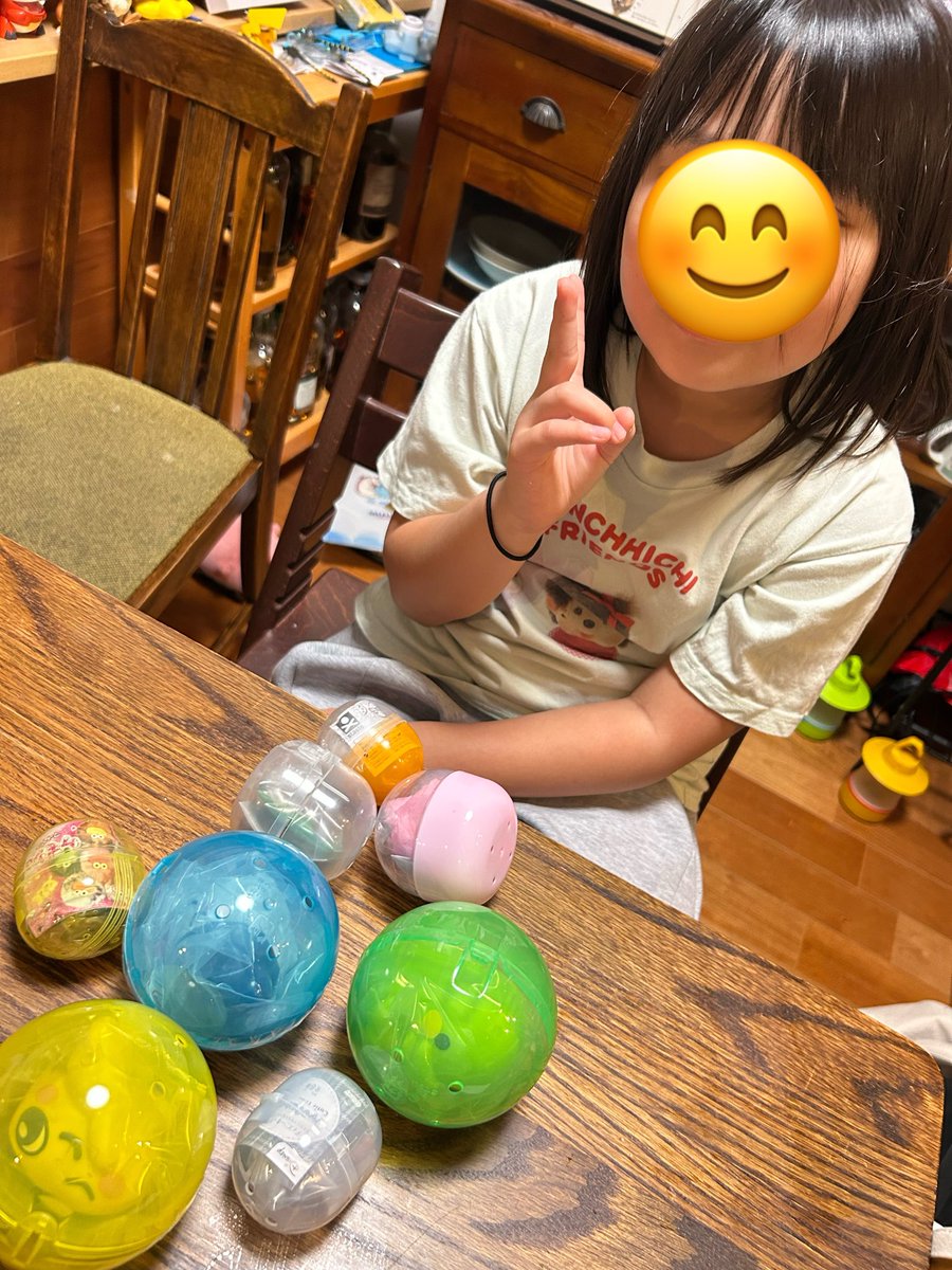 hiko_0714's tweet photo. 娘9日で8歳になったので、今年はお祝いにガチャガチャを気の済むまでやりたいってことでガチャガチャの森に行って来た。3000円分で8回回して被りもなく満足していただけたようで何より。秋になると二人誕生日続くから怒涛のお祝いシーズンだった😂 https://t.co/wJIOQOlv5s
