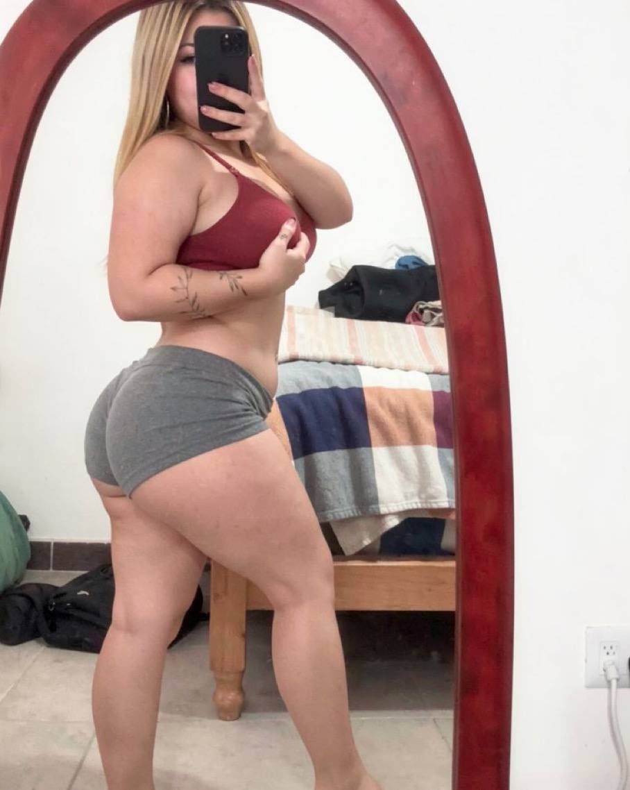 itsLizzz12's tweet photo. Tengo 🍑  grande o pequeño? https://t.co/dYw4lVTv6t