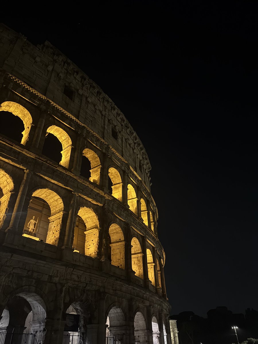 away_but_online's tweet photo. colosseum night mode ✨ https://t.co/KzHiSjUl0A