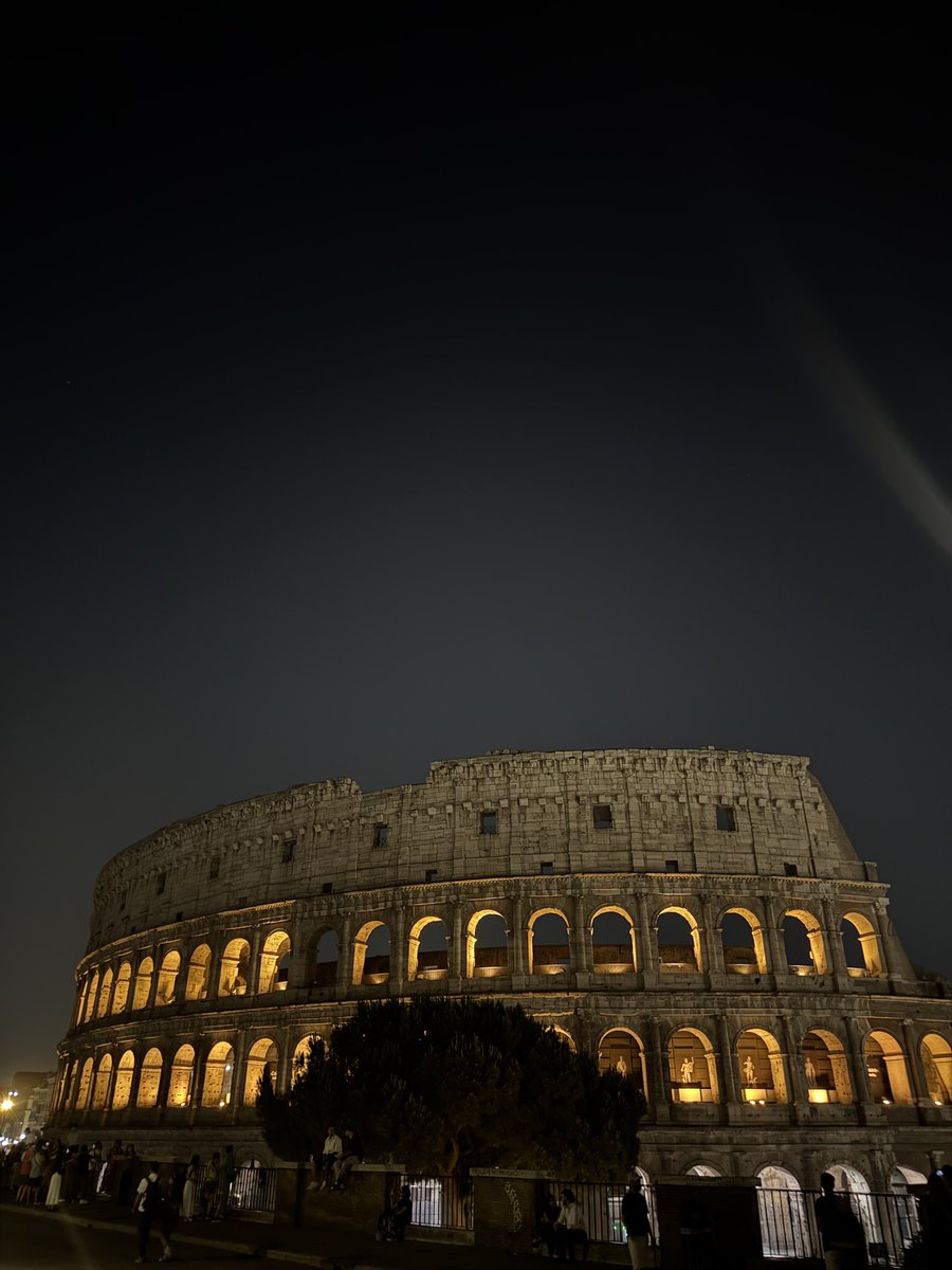 away_but_online's tweet photo. colosseum night mode ✨ https://t.co/KzHiSjUl0A
