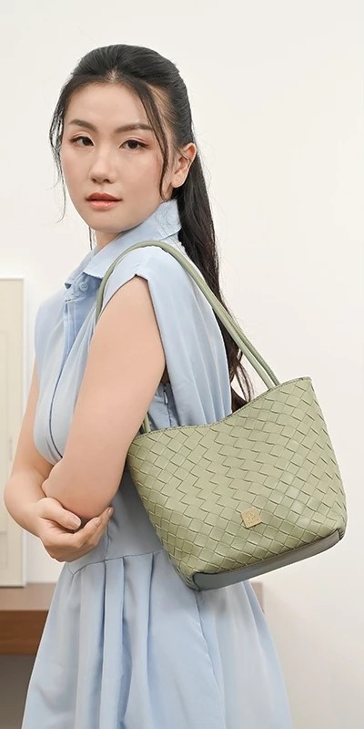 mivynee's tweet photo. brand lokal ini punya tas anyam yg desainnya simpel tapi juga keliatan elegan 🤍✨ https://t.co/UVC91O8tp7