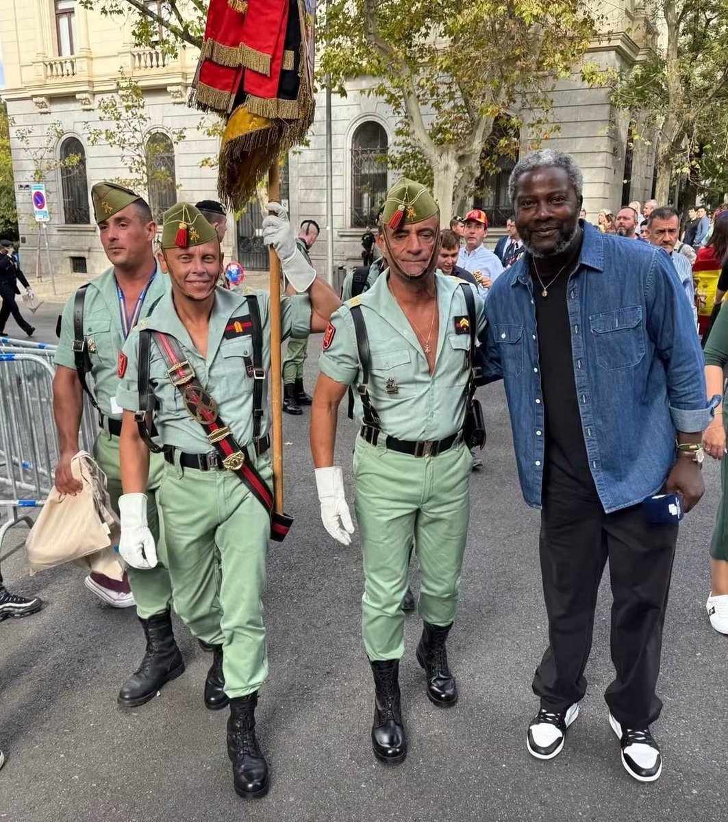 muzeriqui's tweet photo. Los legionarios han cambiado la cabra por un negro fascista 😁😁😁 https://t.co/lXGiZ53saz