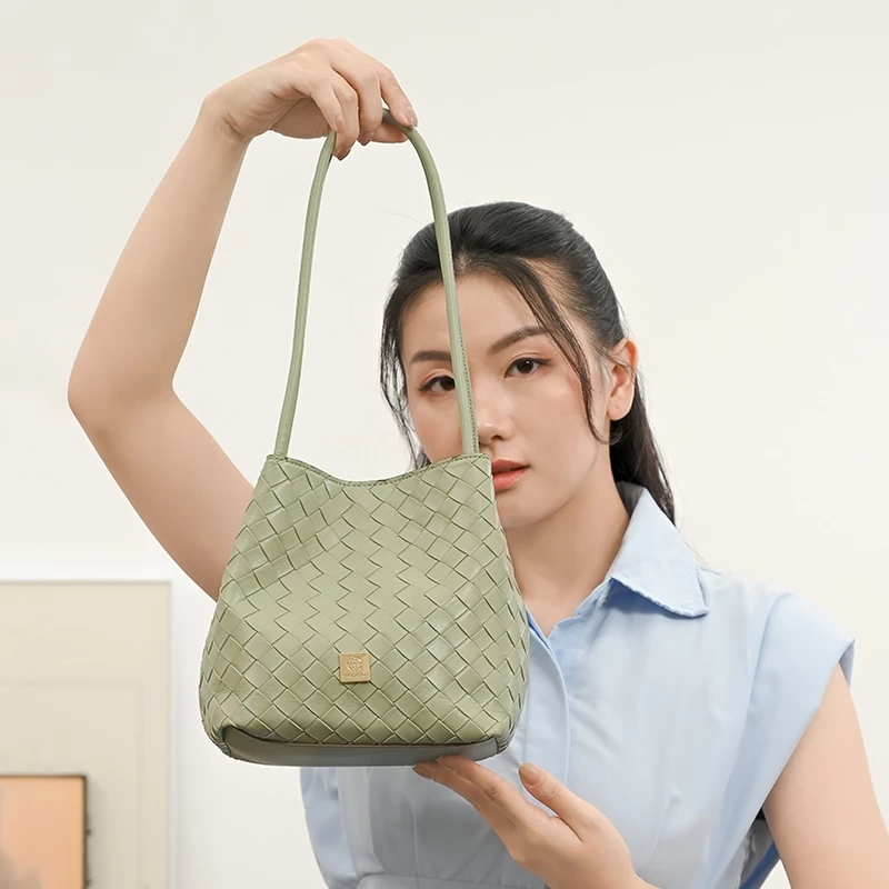 mivynee's tweet photo. brand lokal ini punya tas anyam yg desainnya simpel tapi juga keliatan elegan 🤍✨ https://t.co/UVC91O8tp7