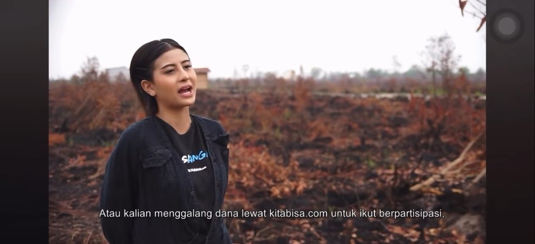 alayy's tweet photo. ini Awkarin yang Juju bilang tone deaf dan di katain ani-ani kampung, udah langsung terjun ke tempatnya. padahal Juju bilang fans Awkarin tapi gatau kalau Awkarin udah duluan soal repost" kejadian yang lagi ada di Indonesia malah lebih dulu langsung turun ke tempat kejadian https://t.co/xMbenUAFn8