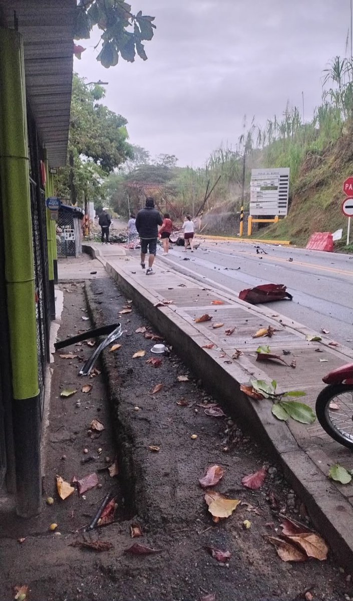BluRadioCo's tweet photo. Acaba de registrarse un nuevo atentado terrorista sobre la vía Panamericana. Una explosión se registró en el peaje El Bordo, ubicado en el municipio de La Sierra, Cauca. A esta hora se cierra el paso en la carretera, mientras las autoridades verifican la zona. https://t.co/Fnpuw3xUVt