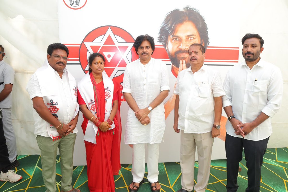 JanaSenaParty's tweet photo. జనసేనలోకి వైసీపీ నాయకులు

• కండువాలు కప్పి పార్టీలోకి ఆహ్వానించిన ఉప ముఖ్యమంత్రివర్యులు శ్రీ @PawanKalyan గారు

కాకినాడ జిల్లా పెద్దాపురం నియోజకవర్గానికి చెందిన పలువురు వైసీపీ నాయకులు సోమవారం జనసేన పార్టీలో చేరారు. కాకినాడలో జరిగిన సీఐఐ భాగస్వామ్య సదస్సు అనంతరం నిర్వహించిన కార్యక్రమంలో జనసేన పార్టీ అధ్యక్షులు, రాష్ట్ర ఉప ముఖ్యమంత్రివర్యులు శ్రీ పవన్ కళ్యాణ్ గారు వారికి కండువాలు కప్పి సాదరంగా పార్టీలోకి ఆహ్వానించారు. పెద్దాపురం నియోజకవర్గం, నవర గ్రామానికి చెందిన మాజీ సర్పంచులు శ్రీ దమ్మాల లక్ష్మణరావు, శ్రీ చిక్కాల నూకరాజు, చంద్రమాంపల్లి గ్రామానికి చెందిన మాజీ సర్పంచ్ శ్రీ కురుమెళ్ల లోవరాజు, వైసీపీ నాయకులు శ్రీ కురుమెళ్ల లక్ష్మణదొర, శ్రీ పంపన రామకృష్ణ, శ్రీ బలగం ప్రసన్న కుమార్, శ్రీ యల్ల వీర వెంకట సుబ్బారావు, శ్రీమతి పెంకే శ్రీలక్ష్మి సత్తిబాబు, శ్రీ పెంకే సత్తిబాబు, శ్రీ వెలుగుబంట్ల నారయ్య, శ్రీ బి. హనీష్ కుమార్, శ్రీ పంపన వెంకట రమణ, శ్రీ వై. శ్రీనివాస్ తదితరులు జనసేనలో చేరిన వారిలో ఉన్నారు. కాకినాడ పార్లమెంటు సభ్యులు శ్రీ తంగెళ్ల ఉదయ్ శ్రీనివాస్, ఎమ్మెల్యే శ్రీ పంతం నానాజీ, డీసీసీబీ ఛైర్మన్ శ్రీ తుమ్మల రామస్వామి ఆధ్వర్యంలో వీరంతా జనసేన పార్టీలో చేరారు.