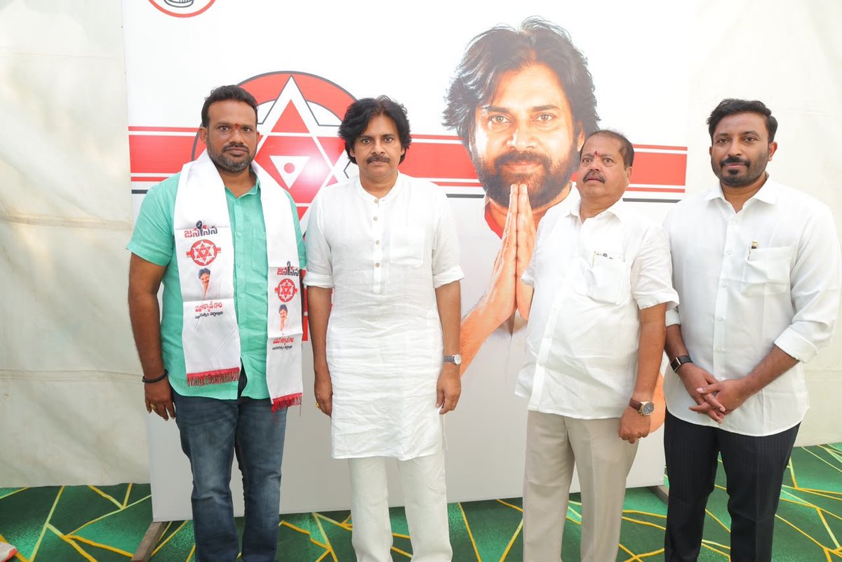 JanaSenaParty's tweet photo. జనసేనలోకి వైసీపీ నాయకులు

• కండువాలు కప్పి పార్టీలోకి ఆహ్వానించిన ఉప ముఖ్యమంత్రివర్యులు శ్రీ @PawanKalyan గారు

కాకినాడ జిల్లా పెద్దాపురం నియోజకవర్గానికి చెందిన పలువురు వైసీపీ నాయకులు సోమవారం జనసేన పార్టీలో చేరారు. కాకినాడలో జరిగిన సీఐఐ భాగస్వామ్య సదస్సు అనంతరం నిర్వహించిన కార్యక్రమంలో జనసేన పార్టీ అధ్యక్షులు, రాష్ట్ర ఉప ముఖ్యమంత్రివర్యులు శ్రీ పవన్ కళ్యాణ్ గారు వారికి కండువాలు కప్పి సాదరంగా పార్టీలోకి ఆహ్వానించారు. పెద్దాపురం నియోజకవర్గం, నవర గ్రామానికి చెందిన మాజీ సర్పంచులు శ్రీ దమ్మాల లక్ష్మణరావు, శ్రీ చిక్కాల నూకరాజు, చంద్రమాంపల్లి గ్రామానికి చెందిన మాజీ సర్పంచ్ శ్రీ కురుమెళ్ల లోవరాజు, వైసీపీ నాయకులు శ్రీ కురుమెళ్ల లక్ష్మణదొర, శ్రీ పంపన రామకృష్ణ, శ్రీ బలగం ప్రసన్న కుమార్, శ్రీ యల్ల వీర వెంకట సుబ్బారావు, శ్రీమతి పెంకే శ్రీలక్ష్మి సత్తిబాబు, శ్రీ పెంకే సత్తిబాబు, శ్రీ వెలుగుబంట్ల నారయ్య, శ్రీ బి. హనీష్ కుమార్, శ్రీ పంపన వెంకట రమణ, శ్రీ వై. శ్రీనివాస్ తదితరులు జనసేనలో చేరిన వారిలో ఉన్నారు. కాకినాడ పార్లమెంటు సభ్యులు శ్రీ తంగెళ్ల ఉదయ్ శ్రీనివాస్, ఎమ్మెల్యే శ్రీ పంతం నానాజీ, డీసీసీబీ ఛైర్మన్ శ్రీ తుమ్మల రామస్వామి ఆధ్వర్యంలో వీరంతా జనసేన పార్టీలో చేరారు.