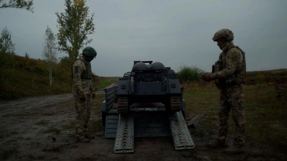 Defence24pl's tweet photo. We wrześniu podczas targów #MSPO 2026 spółka Stohid Technology zaprezentowała platformę lądową #Wilk oraz będący jej rozwinięciem zintegrowany system #Wataha. Jednocześnie spółka finalizuje prace nad kolejnym bezzałogowym pojazdem lądowym o nazwie #RYŚ.
Link w komentarzu. 👇
*Materiał Sponsorowany.