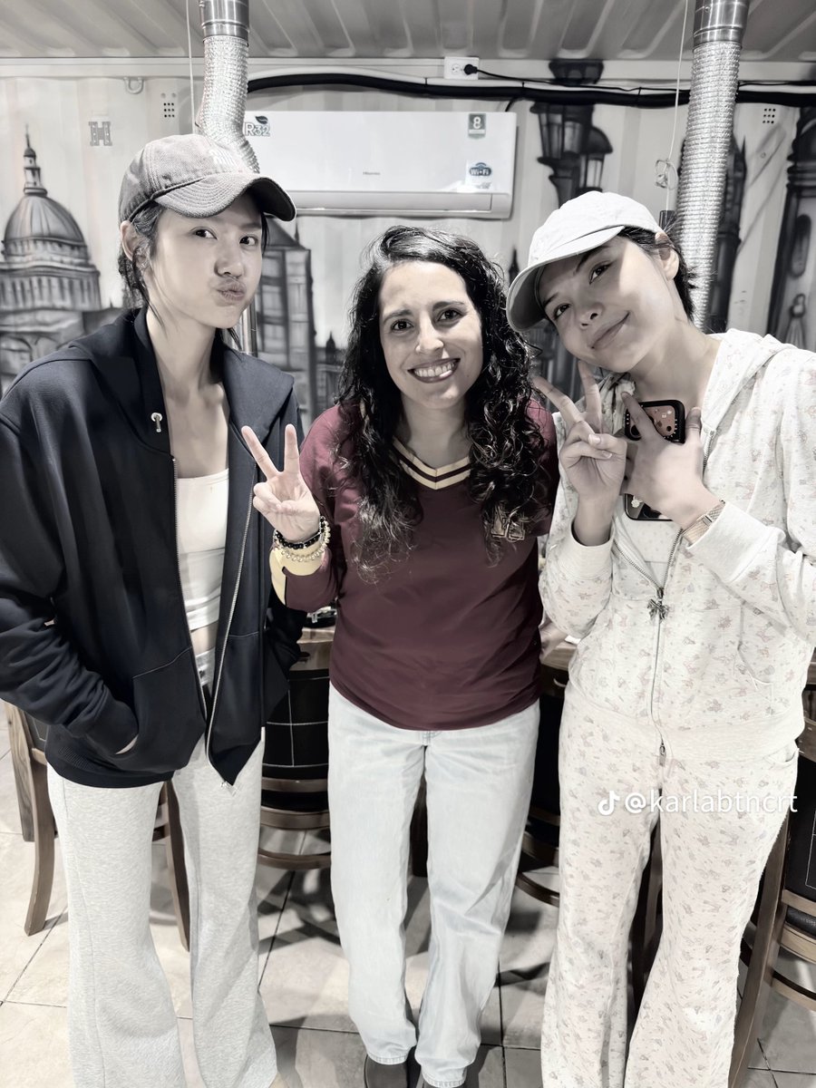 sonyaempirevn's tweet photo. The fans are so lucky to run into LMSY at a restaurant and even get TWO 2:1 photos with them! 🫶

Cre: on pic

LMSY 1ST FM IN MEXICO CITY  

#LMSYrememberinmexicocity 
#LMSY #ลูกหมีซอนญ่า https://t.co/aRfIu2nyQJ