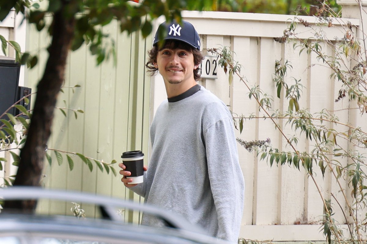 ChalametBRA's tweet photo. Timothée Chalamet hoje (12/10) em Los Feliz, California. https://t.co/Yt5GqzWI0j