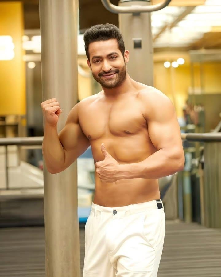 VivekVital5's tweet photo. Asala Cinema industry NTR laga body changing evaru cheyyaledhu
Appataki bulk avthadu malli appataki lean avthadu ๐ฅ๐
Malli 6pack chesthadu ๐
Malli 0 size with body shape ๐
Trivikram NTR ni chupinchinattu inka a hero ni elaga chupinchale ๐
#8YearsOfASVR ๐ฅ๐ฅ๐ฅ๐ฅ https://t.co/oDdMpl2mfY