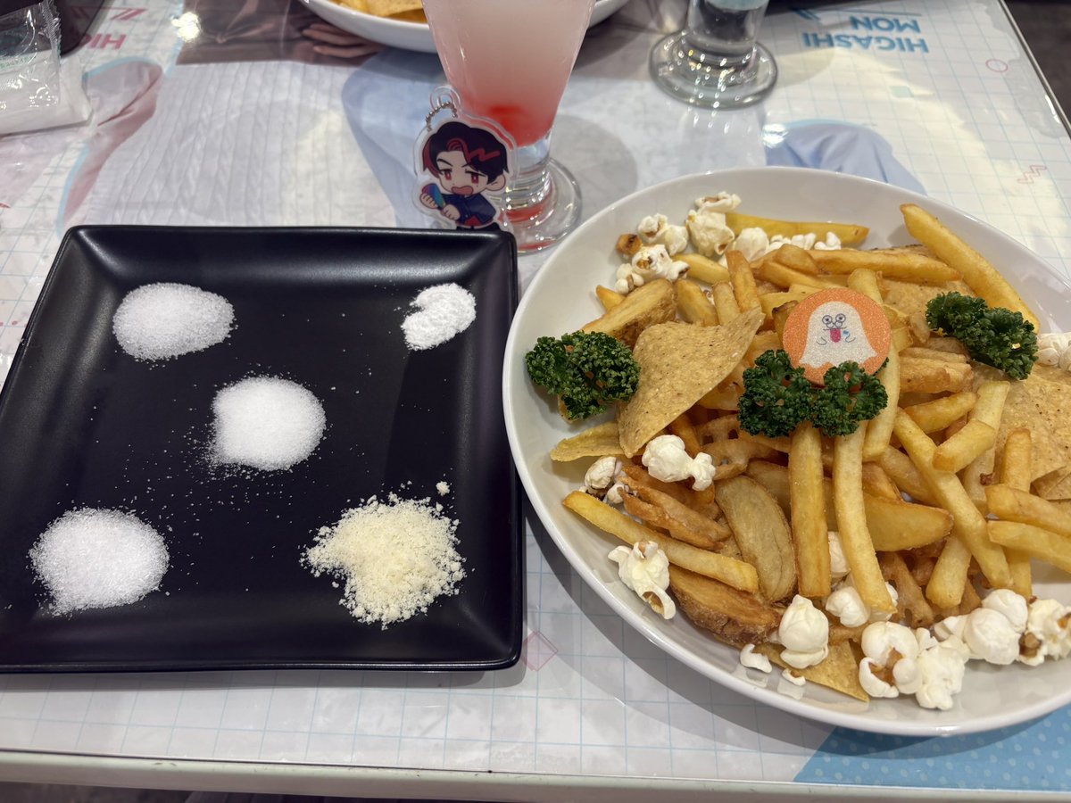 qkkrps's tweet photo. カフェ2回目💫💫 ライトファンの友人氏にどうしてもノニを飲んでほしくて連れて行ったけど、友人氏もノニ余裕だった笑 自分は前回食べられなかったポテトとパフェを注文 素ポテト好きだからこんなに調味料いらないよ〜笑と思いながら味変を楽しんだ👍👍 パフェは普通にめちゃ美味しかったです🫶🫶🫶🫶 https://t.co/RJrFUJR2N2