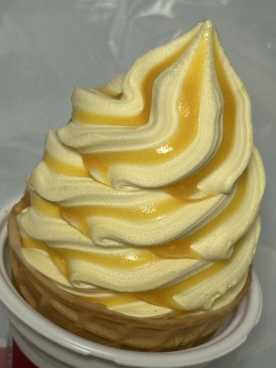 Selene_auxomene's tweet photo. 蜜芋🍯ブリュレ🍠ワッフルコーン🍦

#今日のおやつ https://t.co/mJ3EQfjQH9