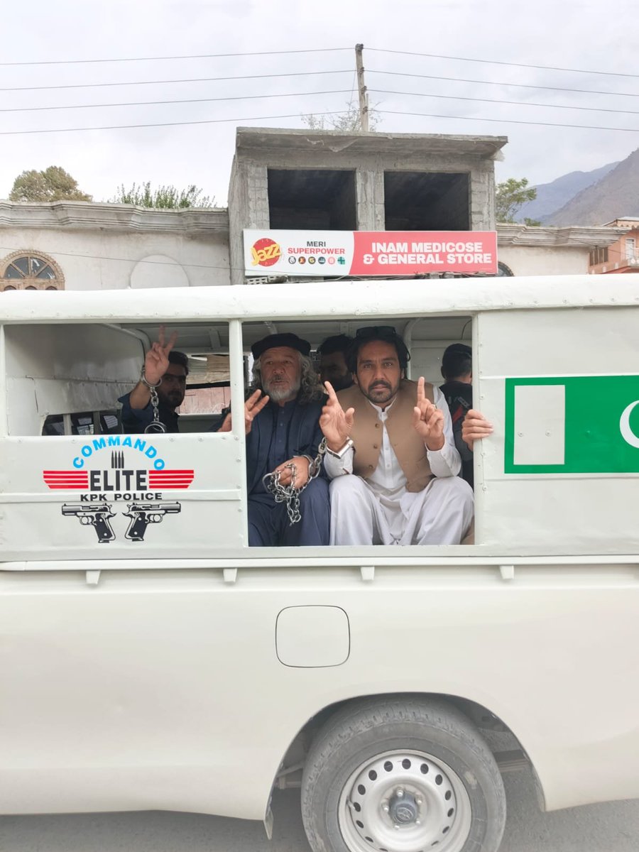 PTIKPOfficial's tweet photo. پاکستان تحریک انصاف لوئر چترال کی جانب سے گرفتاریوں کی شدید مذمت

پاکستان تحریک انصاف تحصیل چترال کے صدر شاہد احمد، یوتھ ونگ کے صدر حاجی شفیق الرحمن، سینئر رہنما امین الرحمٰن اور سینئر رہنما سلطان محمد شیر کی گرفتاریوں کی بھرپور الفاظ میں مذمت کرتی ہے۔

پاکستان تحریک انصاف آئین کی بالادستی، عدلیہ کی آزادی و بحالی اور ملک میں انصاف کی فراہمی کے لیے اپنی جدوجہد جاری رکھے گی۔ پارٹی ہمیشہ اپنے جمہوری، پُرامن اور آئینی حق کو استعمال کرتے ہوئے قانون کی حکمرانی کے لیے آواز بلند کرتی رہے گی۔

ہم مطالبہ کرتے ہیں کہ گرفتار رہنماؤں کو فوری طور پر رہا کیا جائے اور آئینی و قانونی حقوق کا احترام یقینی بنایا جائے۔

پاکستان تحریک انصاف — لوئر چترال