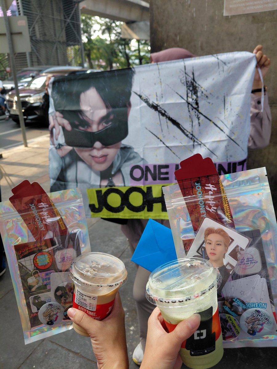 LeeMinG24's tweet photo. 261011 JAGOOHEON day🍯🐝

Thank you for the treat kak @dearestmonsta kopi jago untuk merayakan bday abang Honey🥟(.◜◡◝)

#HappyJoohoneyDay #HBDtoJoohoney https://t.co/9mVaTK4uxh