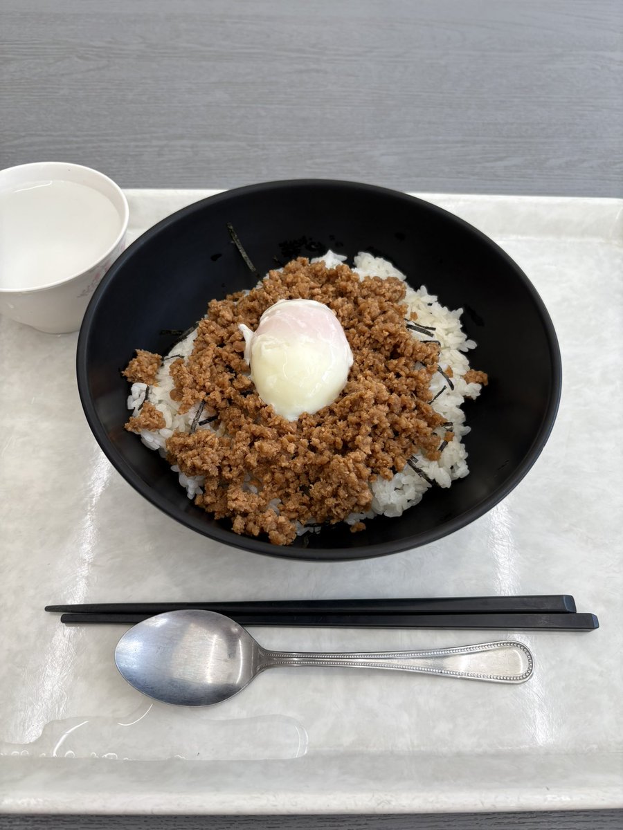 hamanobu24's tweet photo. 横市丼食うてきもうした
隣がffさんだったの気づかんかった
#青ブタ 
#横浜市コラボ https://t.co/NmiBS1Pk45