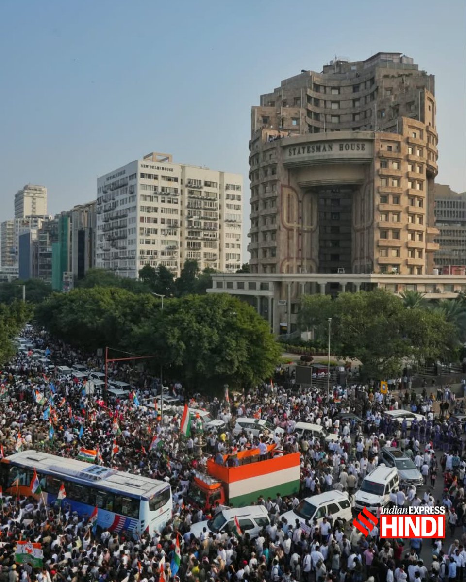 IEhindi's tweet photo. देश के मुख्य चुनाव आयुक्त ज्ञानेश कुमार के खिलाफ INDIA गठबंधन का मार्च, पहुंचे हजारों लोग. 

📍नई दिल्ली

Photos: Abhinav Saha, Indian Express https://t.co/ocPCcbXqBz