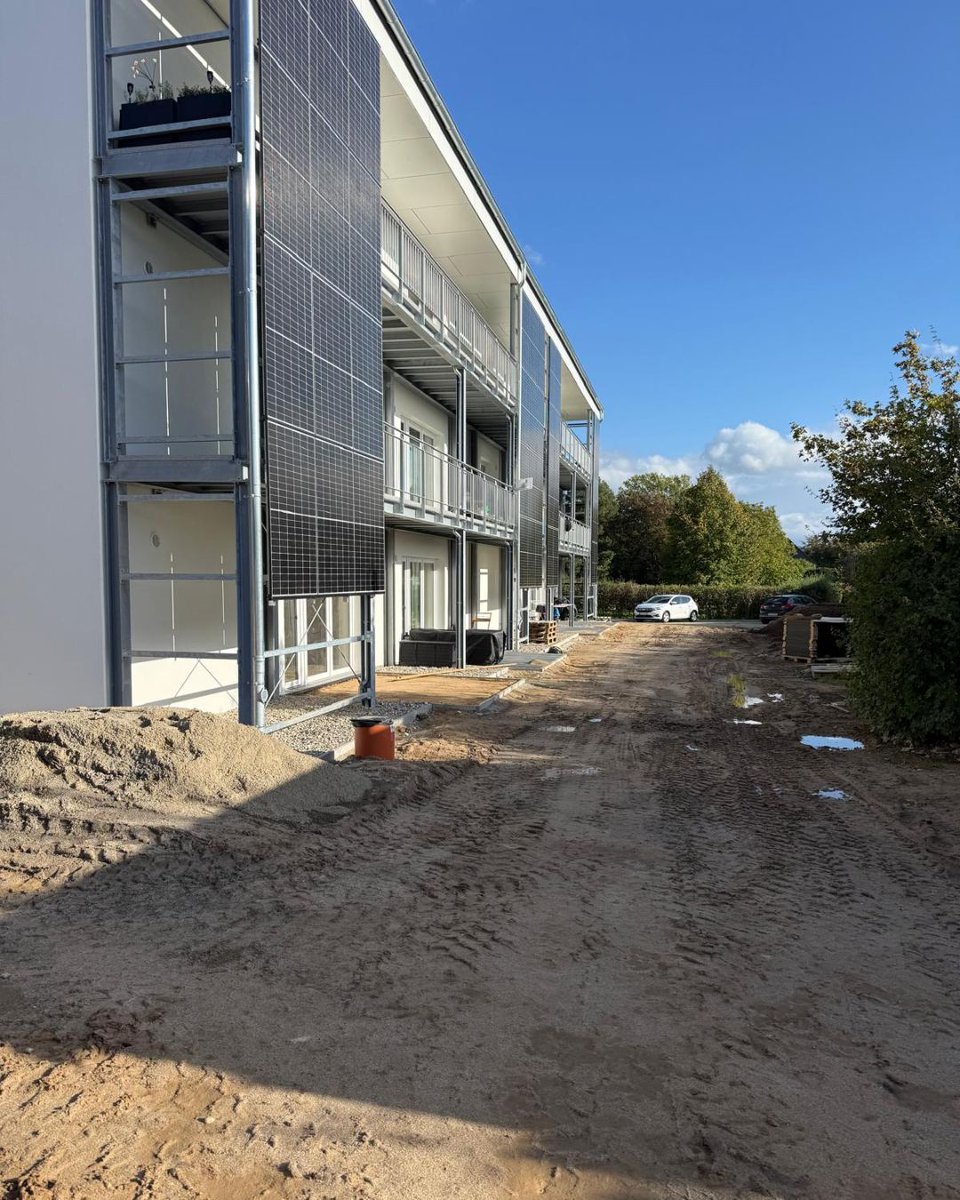 TimoLeukefeld's tweet photo. Nach etwas mehr als einem Jahr Bauzeit findet am 05.11.2026 die feierliche Einweihung von zwei hochgradig autarken Mehrfamilienhäusern in Roggendorf statt. Ich freue mich schon sehr auf den Termin mit dem Bauherrn Jens Rohde :) https://t.co/adPjtVIahO