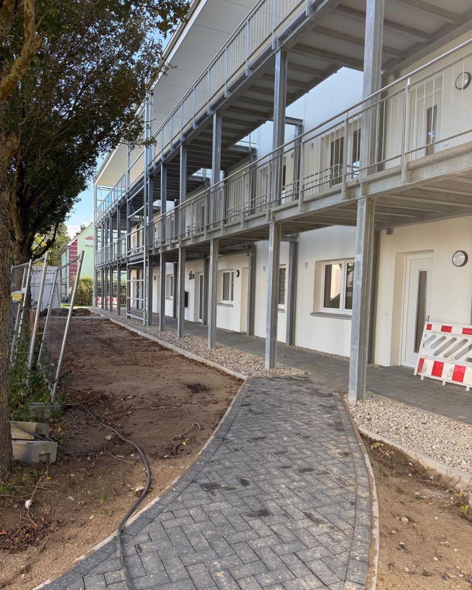 TimoLeukefeld's tweet photo. Nach etwas mehr als einem Jahr Bauzeit findet am 05.11.2026 die feierliche Einweihung von zwei hochgradig autarken Mehrfamilienhäusern in Roggendorf statt. Ich freue mich schon sehr auf den Termin mit dem Bauherrn Jens Rohde :) https://t.co/adPjtVIahO
