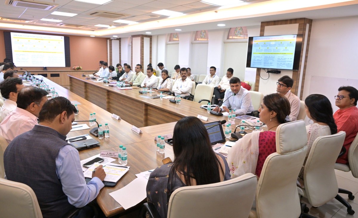 mybmc's tweet photo. 🔷बृहन्मुंबई महानगरपालिकेकडून घनकचरा व्यवस्थापन, राडारोड्याचे व्यवस्थापन, मिठी नदी पुनरुज्जीवनासाठी प्रभावीपणे कार्य केले जात आहे. तसेच, मलजल प्रक्रिया केंद्रांची निर्मितीची प्रक्रिया देखील गतीने सुरू आहे. या सर्व उपाययोजना प्रभावी आणि समाधानकारक आहे, असे राज्याच्या पर्यावरण व वातावरणीय बदल, पशुसंवर्धन मंत्री श्रीमती पंकजा मुंडे यांनी सांगितले. 

🔷श्रीमती पंकजा मुंडे यांच्या अध्यक्षतेखाली बृहन्मुंबई महानगरपालिकेच्या घनकचरा, मलनि:सारण आणि मिठी नदी पुनरुज्जीवनाच्या अनुषंगाने बृहन्मुंबई महानगरपालिका मुख्यालयात आज बैठक पार पडली. 

🔷मुंबईच्या महापौर श्रीमती रितू तावडे, उपमहापौर श्री. संजय घाडी, महानगरपालिका आयुक्त श्रीमती अश्विनी भिडे, अतिरिक्त महानगरपालिका आयुक्त (पश्चिम उपनगरे) डॉ. विपिन शर्मा, अतिरिक्त महानगरपालिका आयुक्त (प्रकल्प) श्री. अभिजीत बांगर, अतिरिक्त महानगरपालिका आयुक्त (पूर्व उपनगरे) डॉ. अविनाश ढाकणे, उप आयुक्त (आयुक्त कार्यालय) श्री. प्रशांत गायकवाड, उप आयुक्त (घनकचरा व्यवस्थापन) श्री. किरण दिघावकर, महाराष्ट्र प्रदूषण नियंत्रण मंडळाचे तसेच महानगरपालिकेचे संबंधित अधिकारी यावेळी उपस्थित होते.

#mybmcupdates

@CMOMaharashtra 
@mieknathshinde 
@SunetraA_Pawar 
@ShelarAshish 
@MPLodha 
@TawdeRitu 
@misanjayghadi