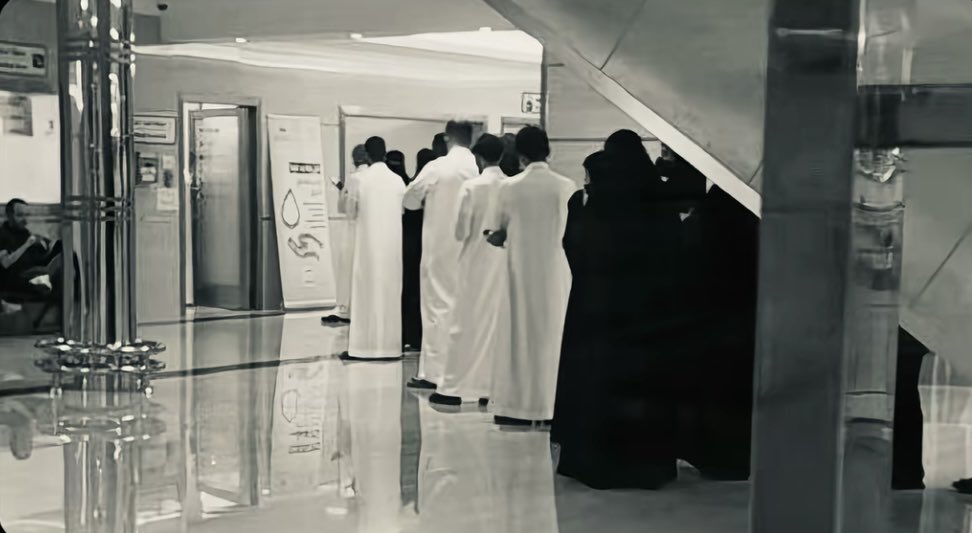 1li59's tweet photo. مشهد اللاين على التبرع بالدم يجسّد هالأبيات :
لو تأمرين الرمل عنّك نلمّه
ولو تعطشين الدم لك مِنّا مسكوب 🇸🇦❣️. https://t.co/1CFlbkQiKT