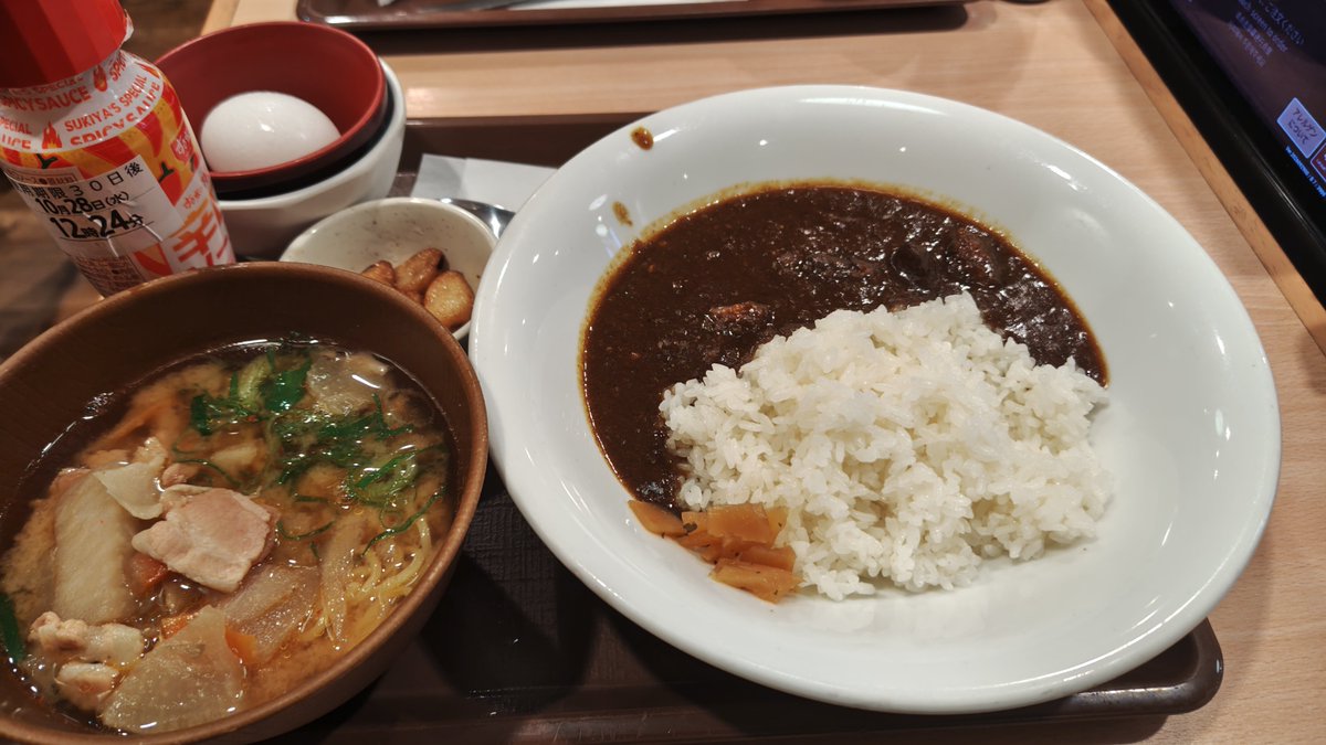 touryu2's tweet photo. うん。
結局はまたここに戻るアレ。

すき家の豚汁味噌ラーメンと、
ビーフカレーです。

んー良い香り〜
いただきます。 https://t.co/4NdjN1yg4X