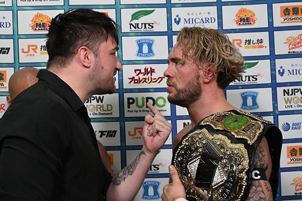 njpw1972's tweet photo. バックステージで2人の埋まらない溝が浮き彫りに！

カラム「このクソみたいなユニットを始めたのはお前だ。だが、生き残らせたのは俺だ。覚えとけよ。お前は出て行った」

オスプレイ「それで何だ？　俺たちはお前に……」

カラム「黙れ、クソ野郎！」

全文
https://t.co/xeHVdOYsyX

#njkopw https://t.co/A3OLdk4TD6