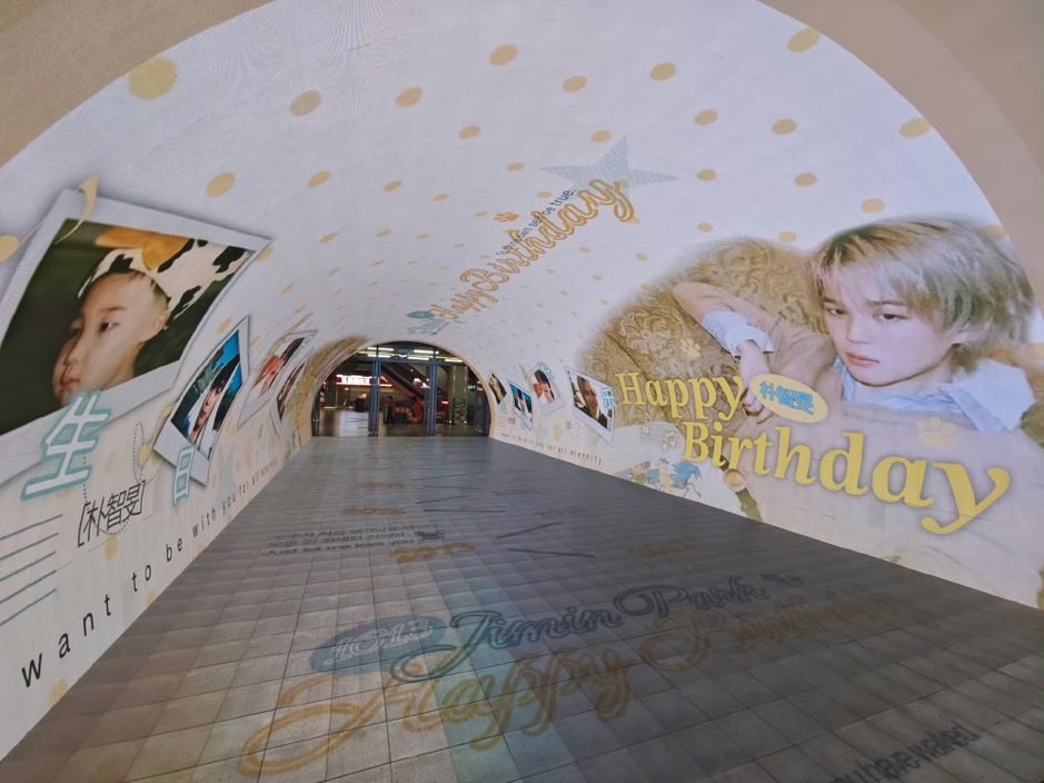 JiminGlobal's tweet photo. Chinese fans are celebrating Jimin's birthday by running Jimin birthday congratulatory ads on displays in 29 provincial-level administrative regions, 71 cities, 116 shopping malls, and 17 parking lot displays.🤯🤯💛

*Hosted by Park Jimin's Three-Colored Cat Paradise (Weibo)

📍Chongqing 2077 Cyber City Mall
🗓 2026.10.12 ~ 2026.10.13

Thank you for the amazing support!!🎂

HAPPY JIMTOBER 
#JIMTOBER2026
#지민 #朴智旻 #JIMIN