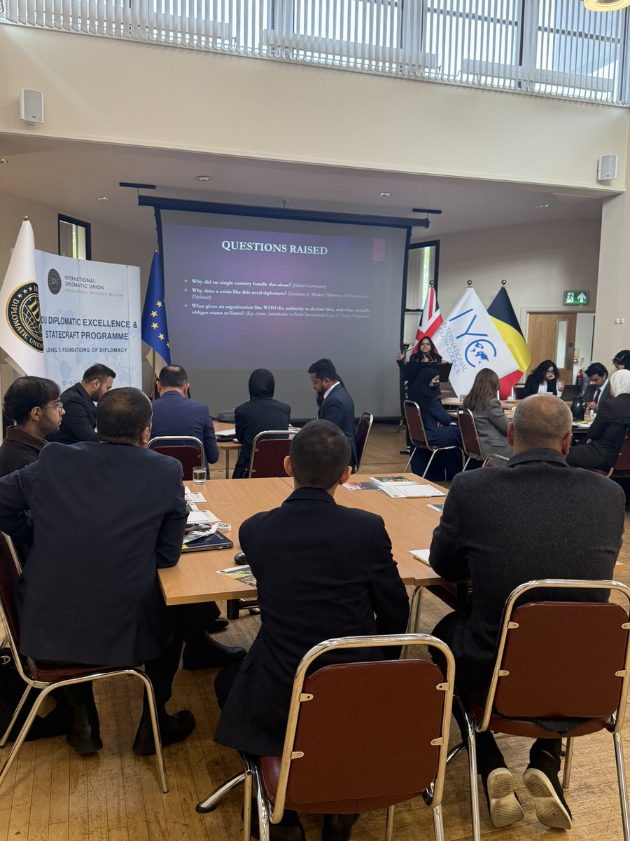 osmkya06's tweet photo. 📍 CAMBRIDGE ÜNİVERSİTESİ

Birleşmiş Milletler nezdinde danışmanlık statüsüne sahip Uluslararası Gençlik Konseyi (IYC) tarafından gerçekleştirilen International Diplomatic Union toplantısında söz alarak, kamu sendikacılığının önemine, çalışan haklarına ve sendikal mücadelenin toplumsal gelişimdeki rolüne ilişkin bir konuşma gerçekleştirdik.

Dünyanın en köklü ve saygın eğitim kurumlarından biri olan Cambridge Üniversitesinde düzenlenen bu uluslararası toplantıda, ülkemizin kamu sendikacılığı alanındaki tecrübelerini paylaşma fırsatı bulduk.

Farklı ülkelerden katılımcıların bir araya geldiği böylesine anlamlı bir platformda ülkemizi ve kamu çalışanlarımızı temsil etmenin haklı gururunu yaşıyoruz.

İnanıyoruz ki emeğin, dayanışmanın ve örgütlü mücadelenin dili evrenseldir.

Türkiye’den dünyaya uzanan bir sendikal mücadele! 🇹🇷